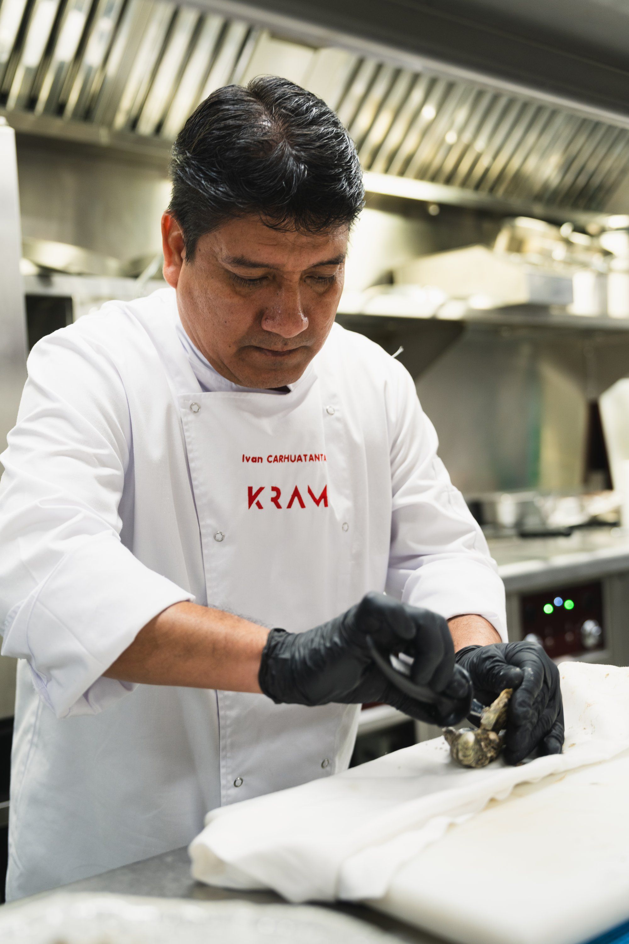El chef abriendo ostras al momento