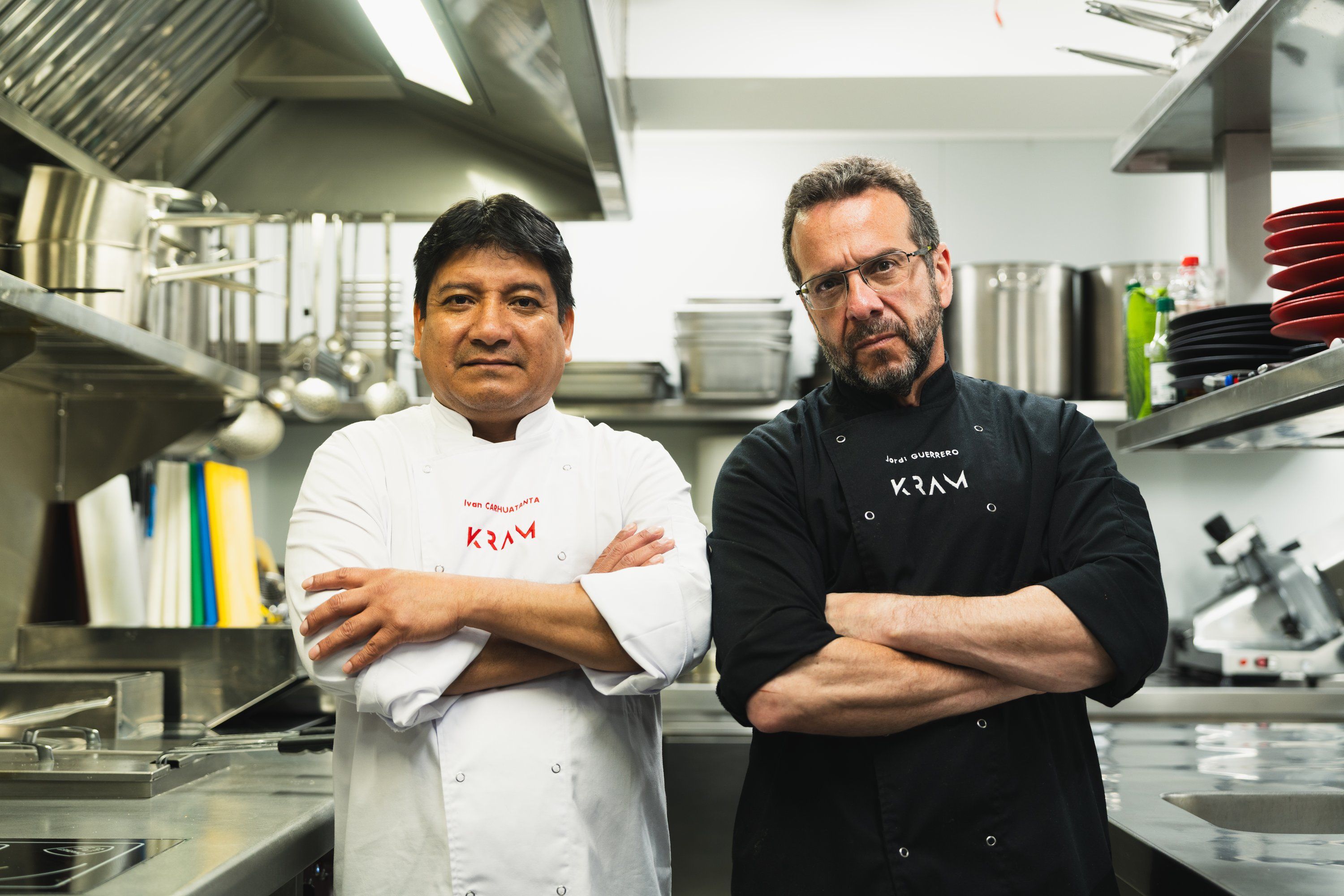 Los chefs de KRAM en la cocina del restaurante