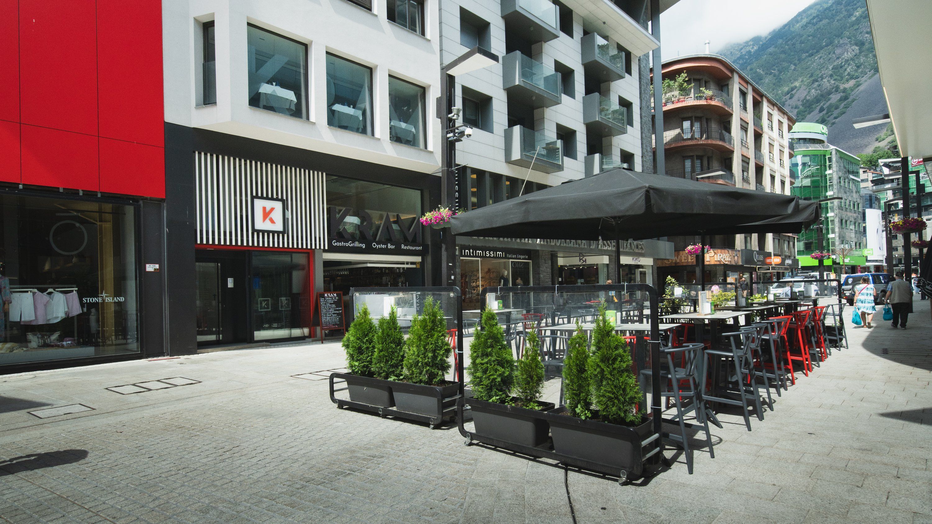 La fachada y la terraza de KRAM en la Av. Meritxell de Andorra la Vella